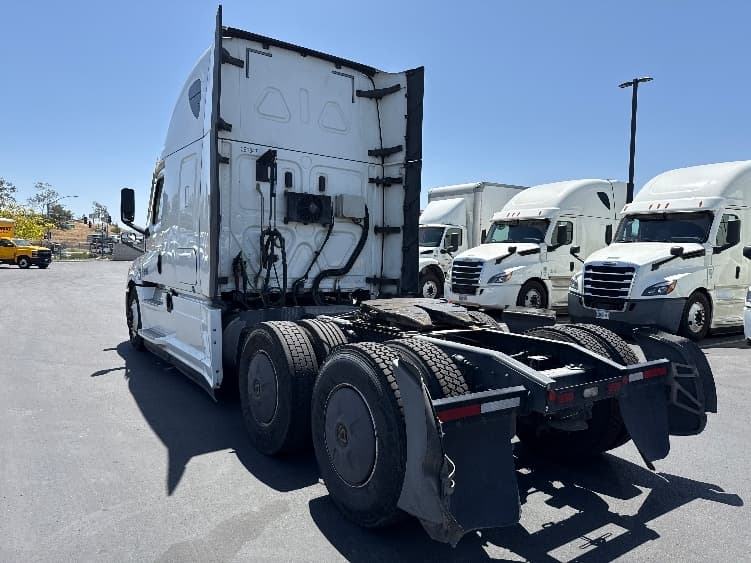 2020 Freightliner Cascadia in Fontana, CA — photo 5