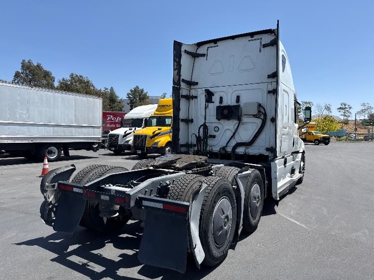 2020 Freightliner Cascadia in Fontana, CA — photo 7