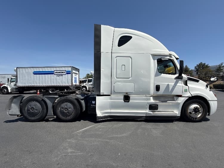 2020 Freightliner Cascadia in Fontana, CA — photo 8