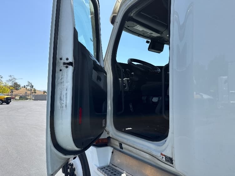 2020 Freightliner Cascadia in Fontana, CA — photo 9