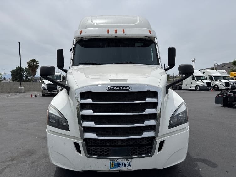 2020 Freightliner Cascadia in Fontana, CA — photo 2