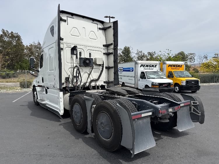 2020 Freightliner Cascadia in Fontana, CA — photo 5