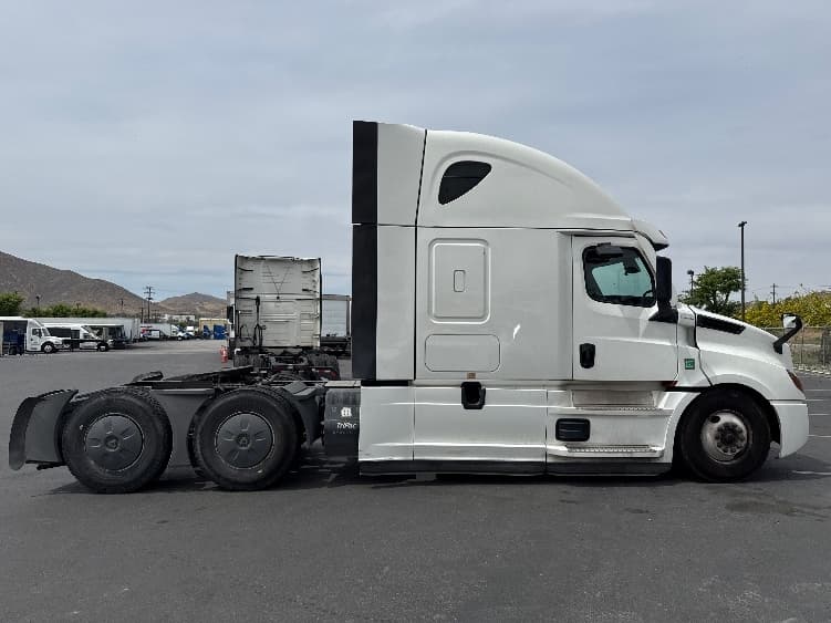 2020 Freightliner Cascadia in Fontana, CA — photo 8