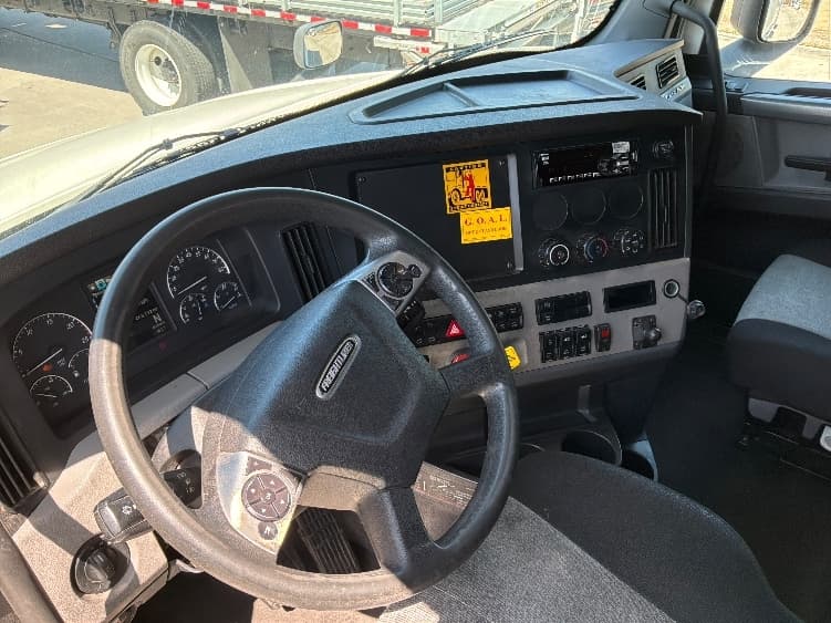 2020 Freightliner Cascadia in Fontana, CA — photo 10
