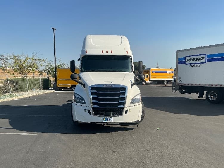2020 Freightliner Cascadia in Fontana, CA — photo 2