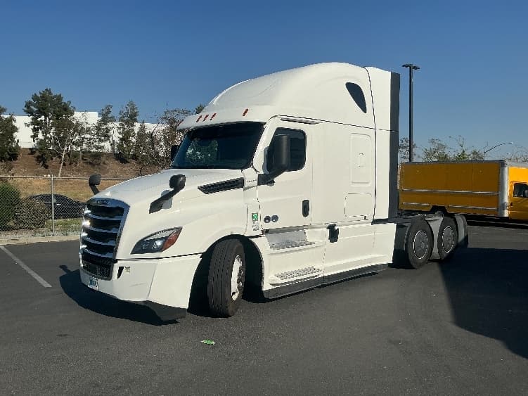 2020 Freightliner Cascadia in Fontana, CA — photo 3