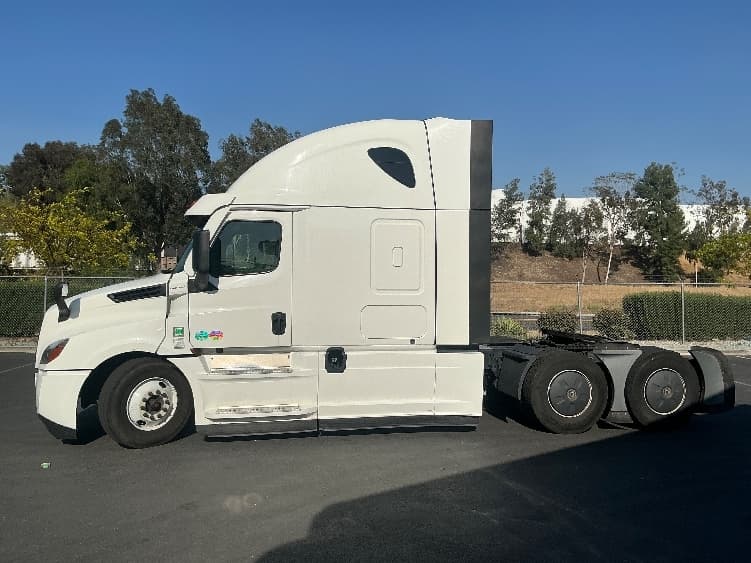2020 Freightliner Cascadia in Fontana, CA — photo 4