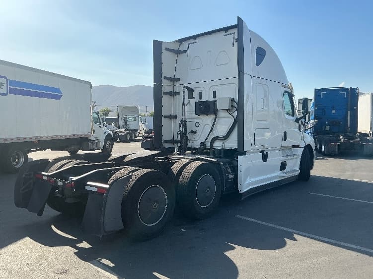 2020 Freightliner Cascadia in Fontana, CA — photo 7