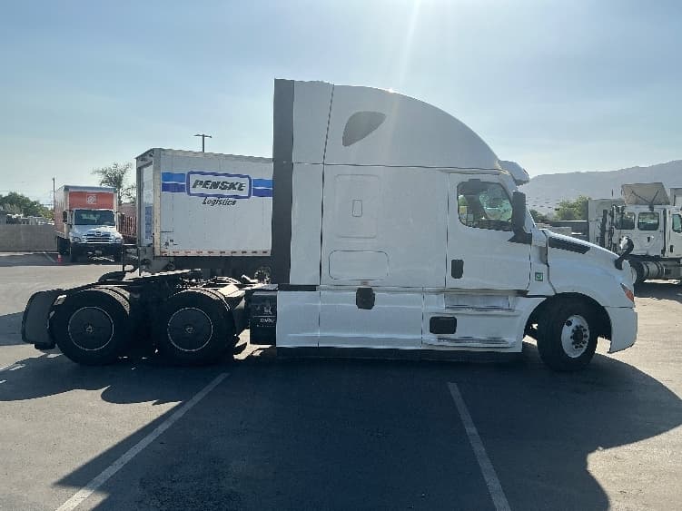 2020 Freightliner Cascadia in Fontana, CA — photo 8