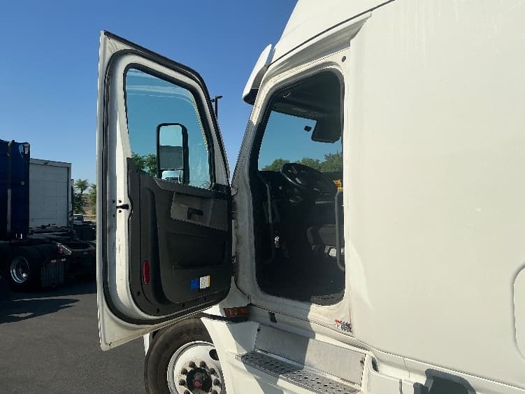 2020 Freightliner Cascadia in Fontana, CA — photo 9