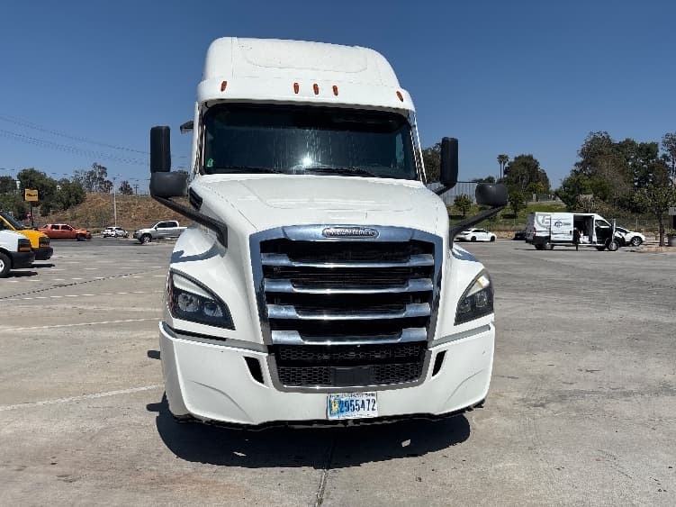 2020 Freightliner Cascadia in Fontana, CA — photo 2