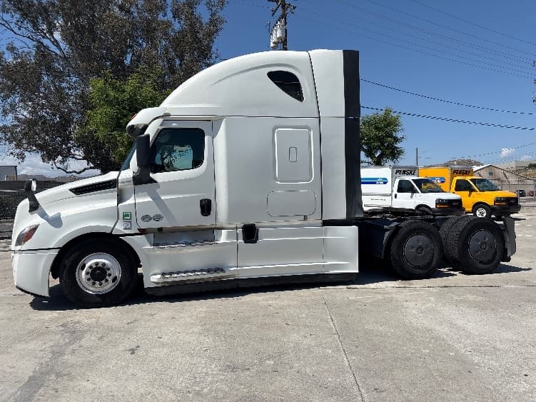 2020 Freightliner Cascadia in Fontana, CA — photo 4