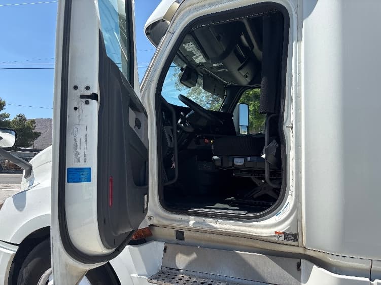 2020 Freightliner Cascadia in Fontana, CA — photo 9