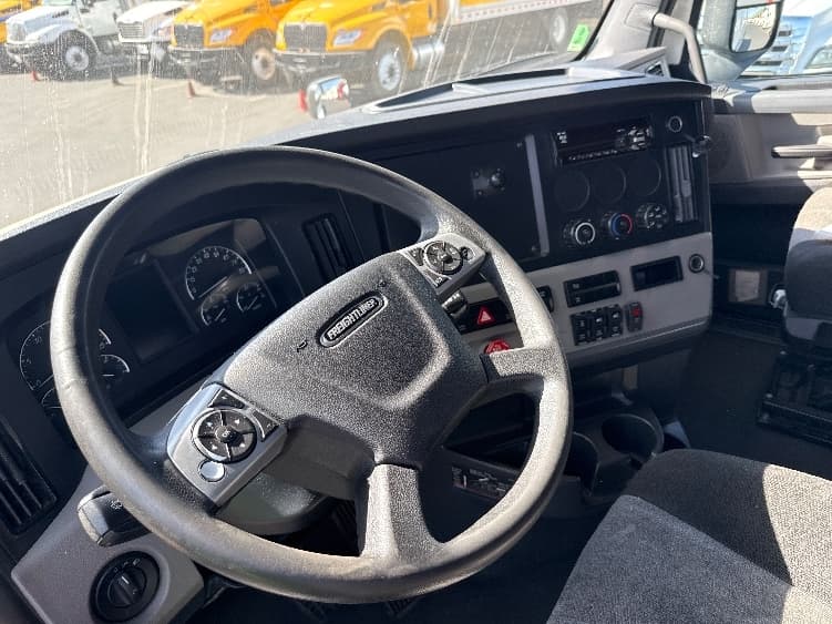2020 Freightliner Cascadia in Fontana, CA — photo 10