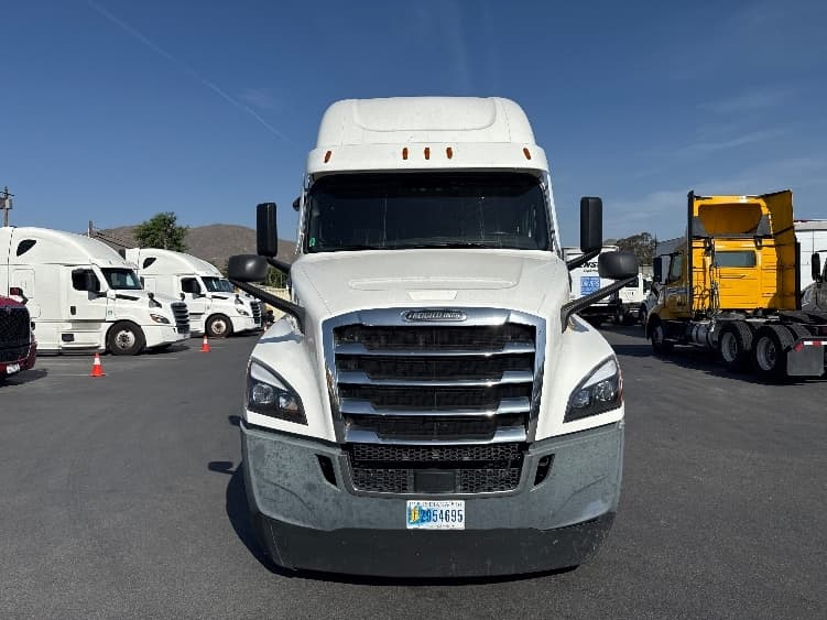 2020 Freightliner Cascadia in Fontana, CA — photo 2