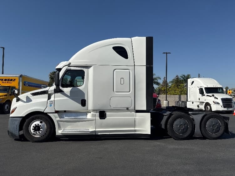 2020 Freightliner Cascadia in Fontana, CA — photo 4