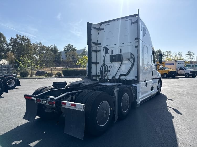 2020 Freightliner Cascadia in Fontana, CA — photo 7