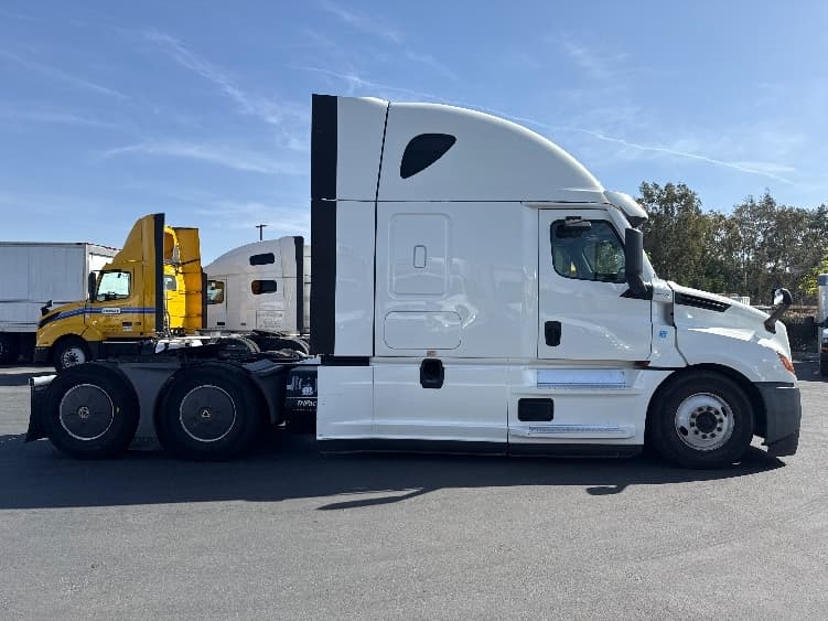 2020 Freightliner Cascadia in Fontana, CA — photo 8