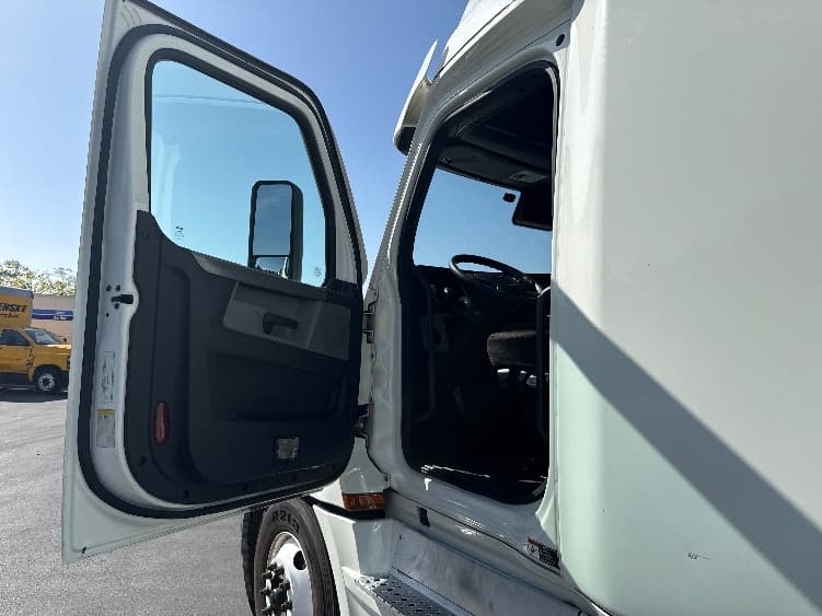 2020 Freightliner Cascadia in Fontana, CA — photo 9
