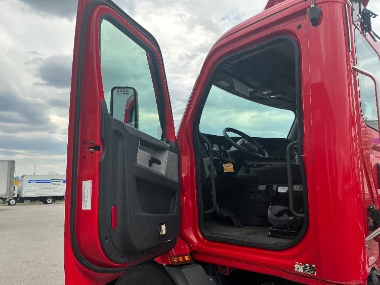 2020 Freightliner Cascadia in Piqua, OH — photo 9