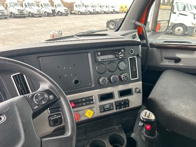 2020 Freightliner Cascadia in Peosta, IA — photo 10