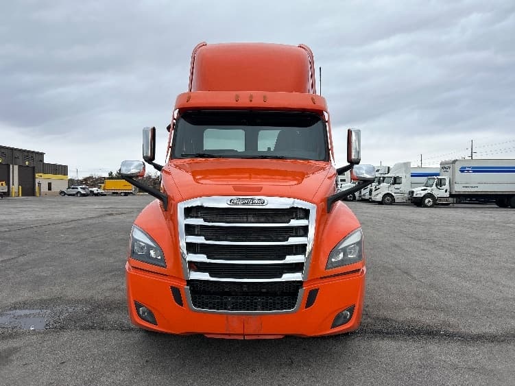2020 Freightliner Cascadia in Peosta, IA — photo 2