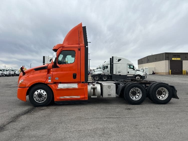 2020 Freightliner Cascadia in Peosta, IA — photo 4