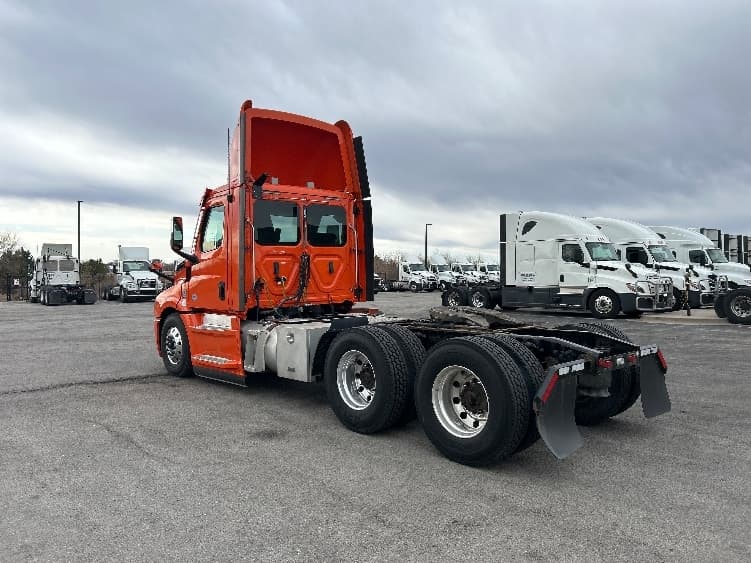 2020 Freightliner Cascadia in Peosta, IA — photo 5