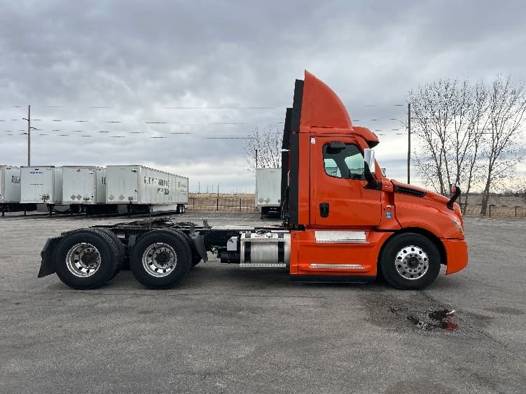 2020 Freightliner Cascadia in Peosta, IA — photo 8