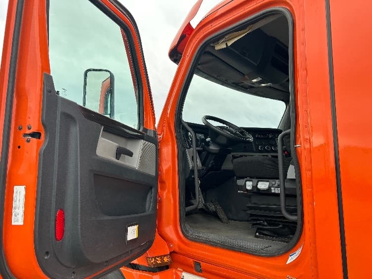 2020 Freightliner Cascadia in Peosta, IA — photo 9