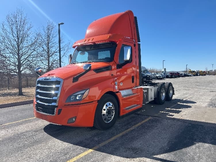 2020 Freightliner Cascadia in Peosta, IA — photo 3