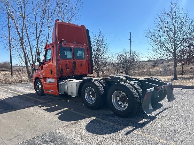 2020 Freightliner Cascadia in Peosta, IA — photo 5