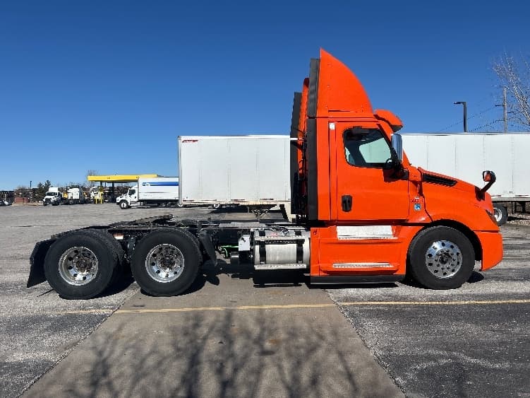 2020 Freightliner Cascadia in Peosta, IA — photo 8