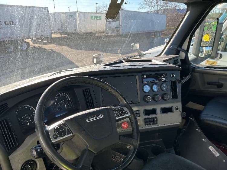 2021 Freightliner Cascadia in Montgomery, AL — photo 10