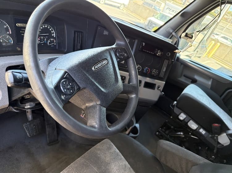 2020 Freightliner Cascadia in North Bergen, NJ — photo 10