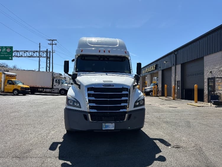 2020 Freightliner Cascadia in North Bergen, NJ — photo 2