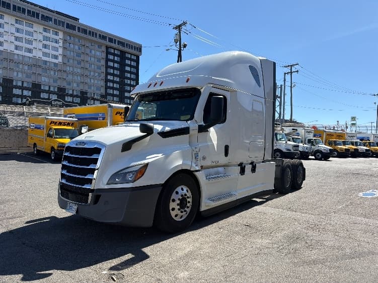 2020 Freightliner Cascadia in North Bergen, NJ — photo 3