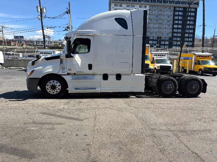 2020 Freightliner Cascadia in North Bergen, NJ — photo 4