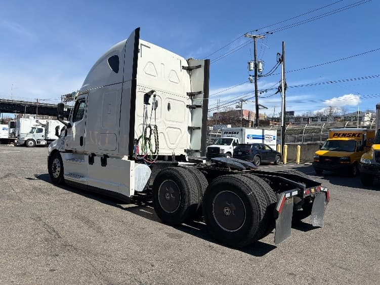 2020 Freightliner Cascadia in North Bergen, NJ — photo 5