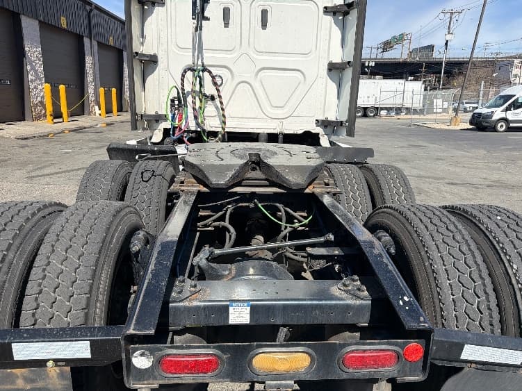 2020 Freightliner Cascadia in North Bergen, NJ — photo 6