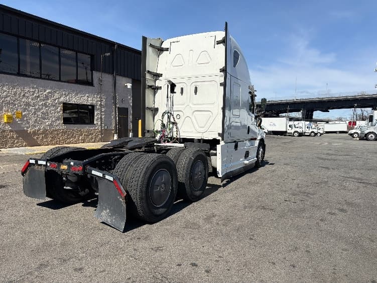 2020 Freightliner Cascadia in North Bergen, NJ — photo 7