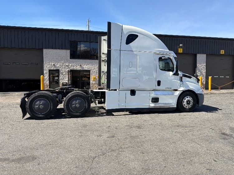 2020 Freightliner Cascadia in North Bergen, NJ — photo 8