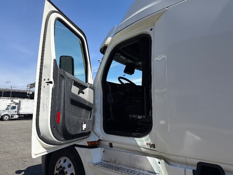 2020 Freightliner Cascadia in North Bergen, NJ — photo 9