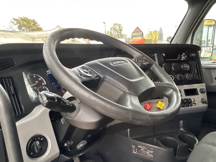 2021 Freightliner Cascadia in Houston, TX — photo 10