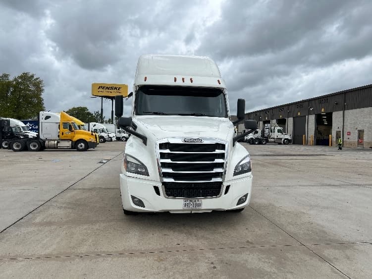 2021 Freightliner Cascadia in Houston, TX — photo 2
