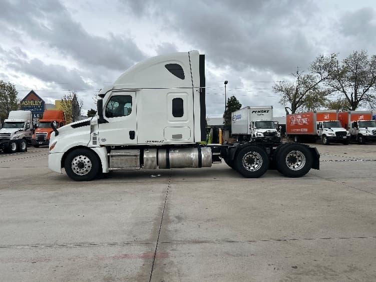 2021 Freightliner Cascadia in Houston, TX — photo 4