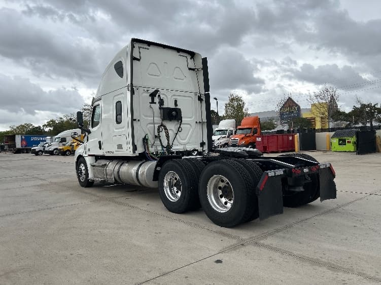 2021 Freightliner Cascadia in Houston, TX — photo 5