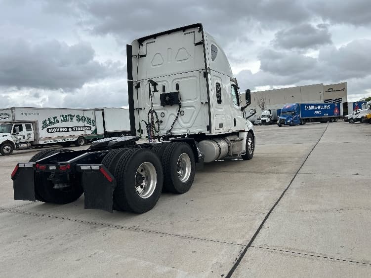 2021 Freightliner Cascadia in Houston, TX — photo 7