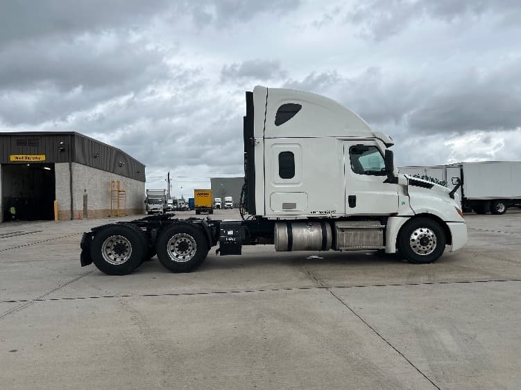 2021 Freightliner Cascadia in Houston, TX — photo 8
