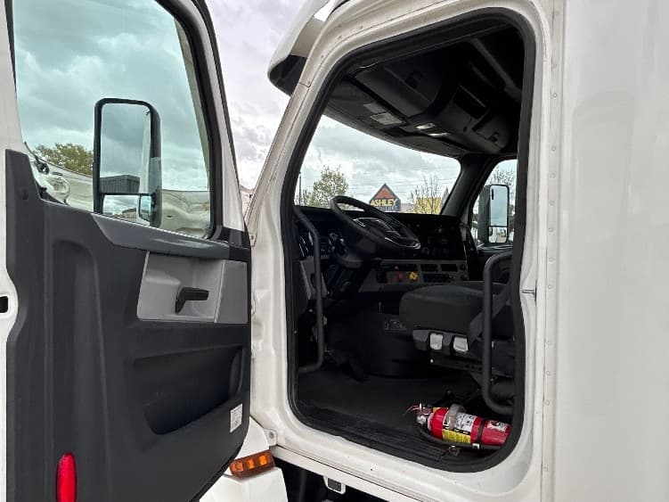 2021 Freightliner Cascadia in Houston, TX — photo 9